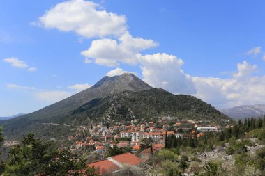 Köyün uzak köşesindeki Hırvat kasabasının güneşli bir gününde manzara