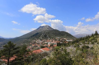 Köyün uzak köşesindeki Hırvat kasabasının güneşli bir gününde manzara