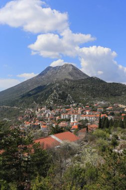 Köyün uzak köşesindeki Hırvat kasabasının güneşli bir gününde manzara