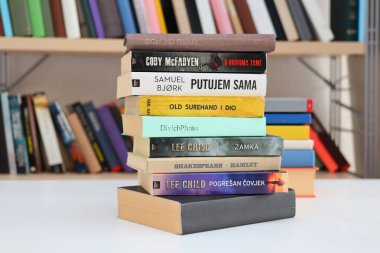 Zagreb, Hırvatistan, 13.04.2023 Tahta masa üzerindeki farklı kitap tipleri