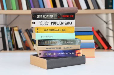 Zagreb, Hırvatistan, 13.04.2023 Tahta masa üzerindeki farklı kitap tipleri