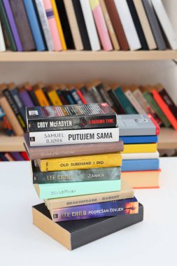 Zagreb, Hırvatistan, 13.04.2023 Tahta masa üzerindeki farklı kitap tipleri