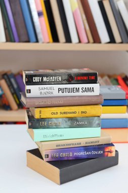 Zagreb, Hırvatistan, 13.04.2023 Tahta masa üzerindeki farklı kitap tipleri