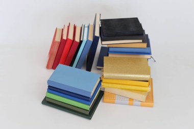 Beyaz arkaplan üzerine kitap yığını