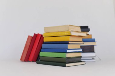 Beyaz arkaplan üzerine kitap yığını