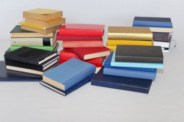Beyaz arkaplan üzerine kitap yığını