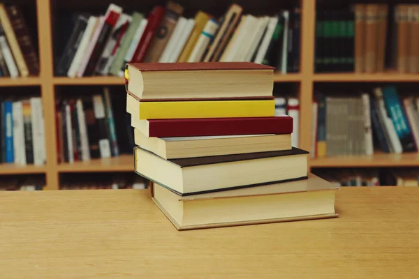 Pilha Livros Sobre Mesa Madeira Fundo Biblioteca — Fotografia de Stock