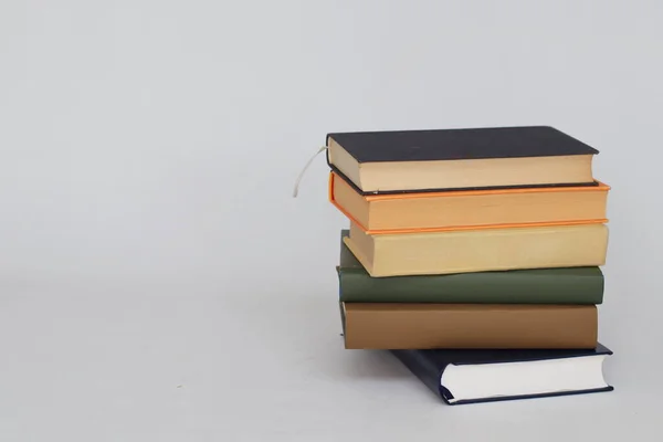 Stapel Von Büchern Und Anderen Gebundenen Gegenständen Hintergrund — Stockfoto