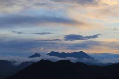 Dağlarda güzel bir gün batımı