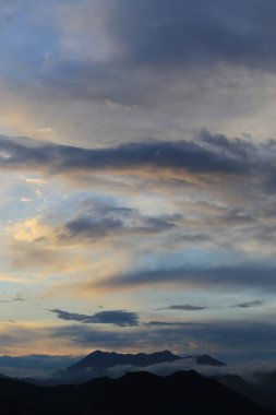 Güzel gün batımı gökyüzü bulutlu