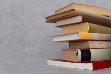 Gri arkaplan üzerine kitap yığını