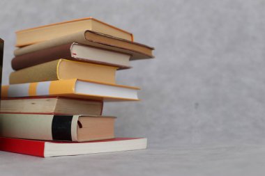metin alanı olan kitap yığını