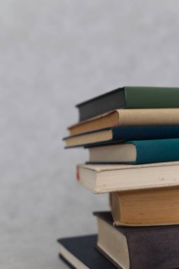 Tahta masadaki kitap yığını.