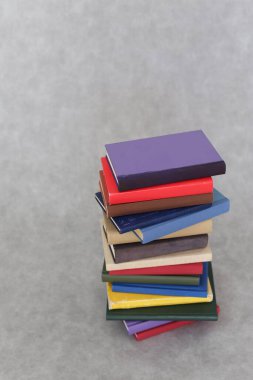 Eğitim için kitaplar farklı renklerde dizilmiştir.