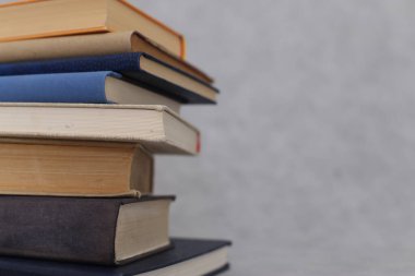 Tahta masadaki kitap yığını.