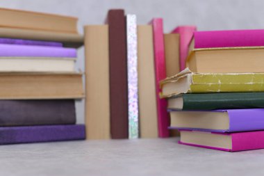 Kitap yazmak için telif alanı olan ahşap masa zemininde bir yığın kitap. Okula geri dön..