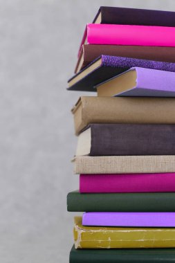 Tahta masadaki kitap yığını.