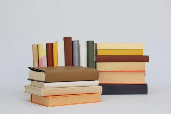 Pila Libri Colorati Libro Hardback Istruzione Concetto Conoscenza Sfondo Bianco — Foto Stock