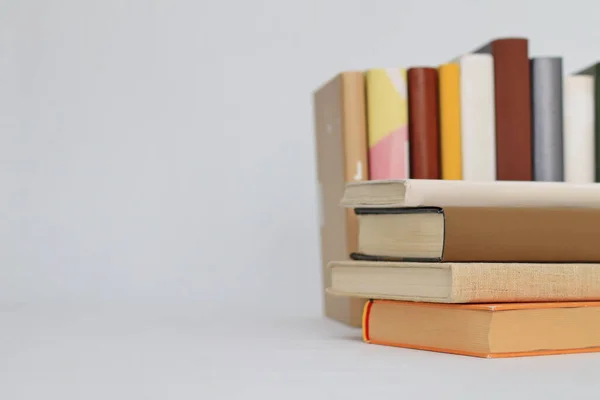 Pila Libros Sobre Mesa Sobre Fondo Blanco Espacio Para Texto — Foto de Stock