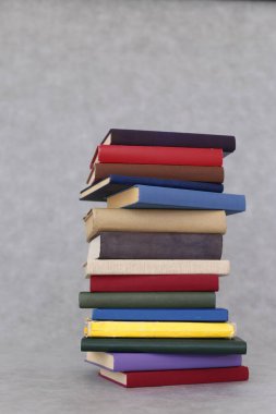 Masada kitap yığını, arka görünüm, yakın plan, metin için boşluk