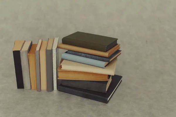 Bücherstapel Auf Dem Tisch Rückansicht Nahaufnahme Platz Für Text — Stockfoto