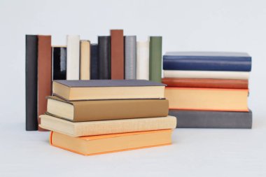 Beyaz arkaplan üzerine kitap yığını