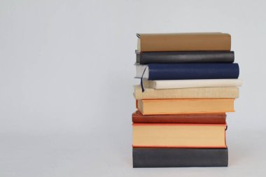 Beyaz arkaplan üzerine kitap yığını