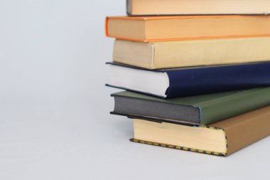 Beyaz arkaplan üzerine kitap yığını