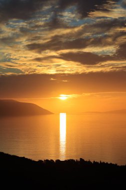 Denizin üzerinde güzel bir gün batımı