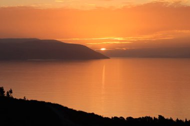 Deniz manzaralı güzel bir manzara, dağlar.