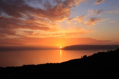 Gölün üzerinde gün batımı