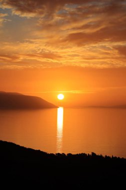 Denizin üzerinde gün batımı