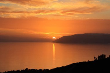 Bulutların üzerinde gün doğumunda güzel doğa.