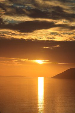 Denizde güzel bir gün batımı.