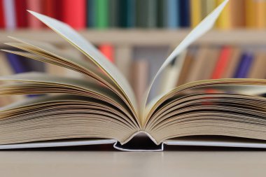 Kopyalama alanı olan açık kitap yığını.