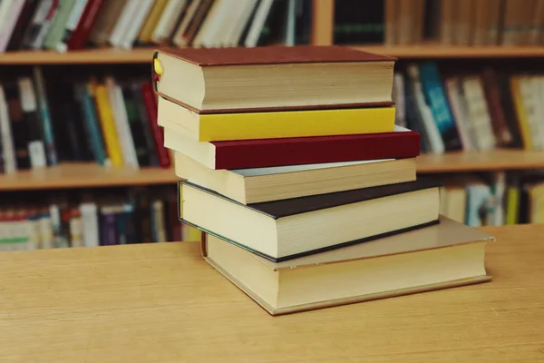 图书馆里的旧书 里面堆积如山的书 — 图库照片