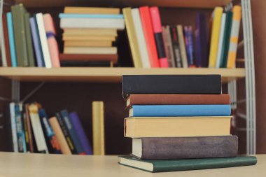 Kütüphanede kitap yığını