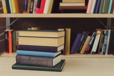 Kütüphanede bir yığın kitap