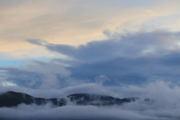 Hermosas Nubes Las Montañas — Foto de Stock