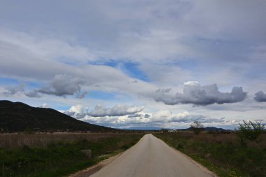 Bir dağ yolunun güzel manzarası
