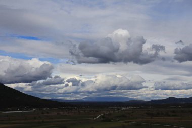 Bulutlu gökyüzü ve mavi bulutlu manzara