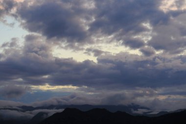 Dağların ardında güzel bir gün batımı