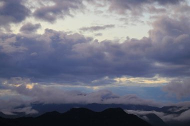 Dağın üstünde güzel bir gün batımı