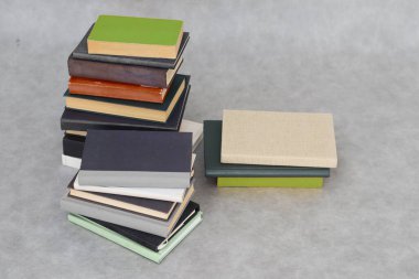 Kitabın üzerine yığınla kitap, yakın plan.