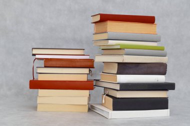 Beyaz arkaplan üzerine kitap yığını