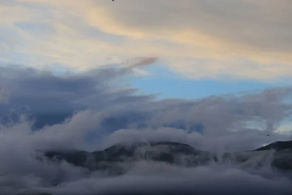 Hermoso Paisaje Con Nubes Niebla — Foto de Stock