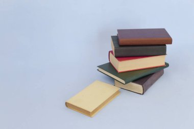 Beyaz arkaplan üzerine kitap yığını