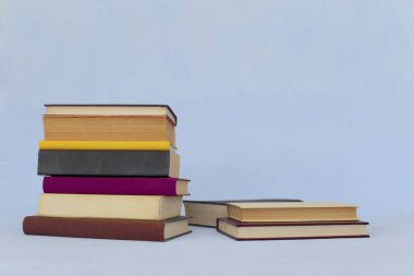 Beyaz arkaplan üzerine kitap yığını