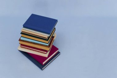 Beyaz arkaplan üzerine kitap yığını