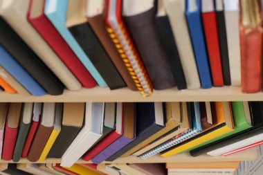 Kütüphanedeki rafta kitap yığını